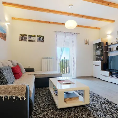 2 Bedroom Stunning In *