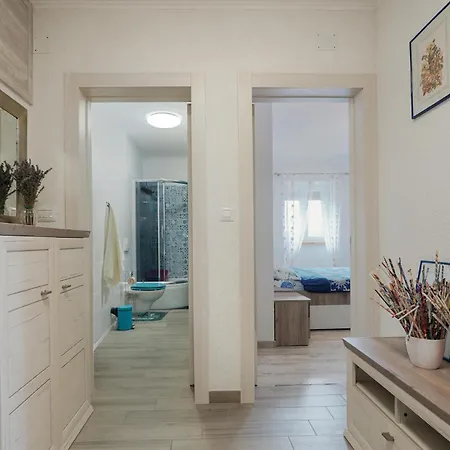 2 Bedroom Stunning In *